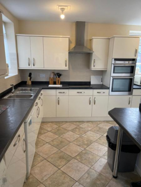 Spacious, Sleeps 17, 3 bathrooms, Parking, Mansfield